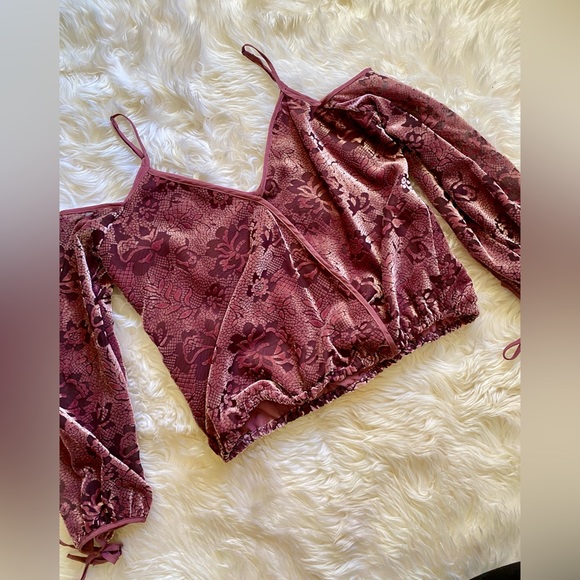 Guess Brand Renaissance Inspired Velvet Blouse, Floral, Purple, Cold Shoulder - Picture 12 of 17